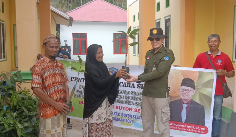 Penyerahan Secara Simbolis Bantuan Bibit Mangga Harum Manis Oleh Dinas Pertanian Kabupaten Buton Selatan Tahun 2023
