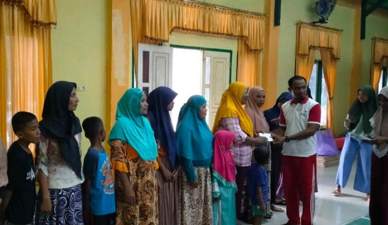 PENYERAHAN BANTUAN SISWA YANG KURANG MAMPU DAN BEASISWA